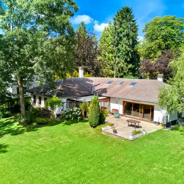1957 BUNGALOW-STYLE VILLA ON 20 ACRES