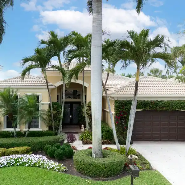 LARGE OPEN-PLAN HOME ON A PRIVATE LOT