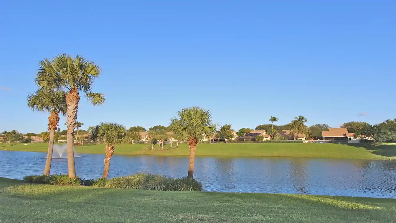 Beautiful Lakefront Home in the Bluffs River