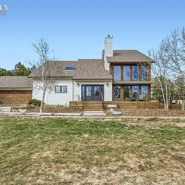 GORGEOUS HOME IN A QUIET COMMUNITY