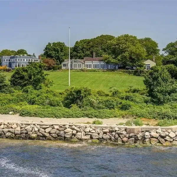 SUPERLATIVE SLICE OF COASTAL LIVING