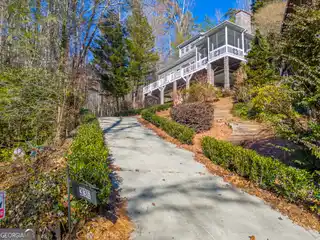 Cedar Shake Cottage in Perrin Cove at Lake Burton