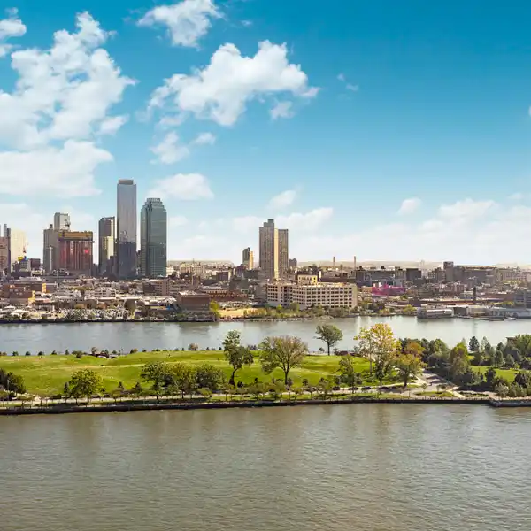 BREATHTAKING VIEWS FROM A SOUGHT-AFTER WHITE GLOVE BUILDING