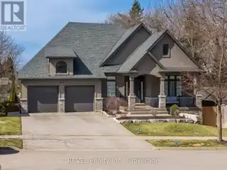 Stunning Niagara Bungalow with Double Garage