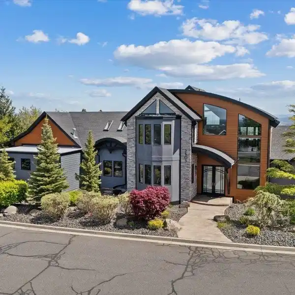 PACIFIC NORTHWEST GEM IN A COVETED COMMUNITY