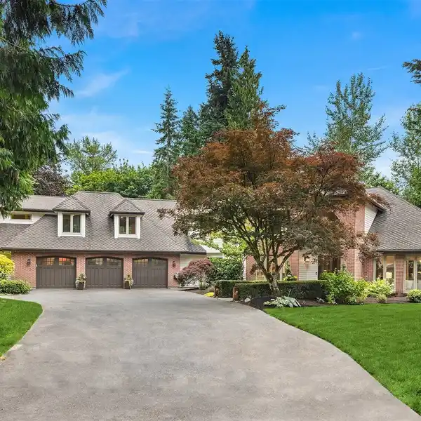 LUXURY ENGLISH HILL PREMIER ESTATE