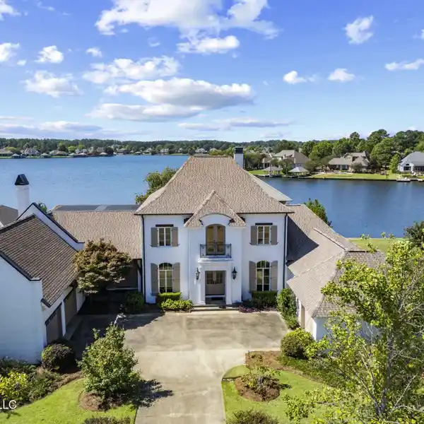 EXTRAORDINARY WATERFRONT RETREAT IN REUNION