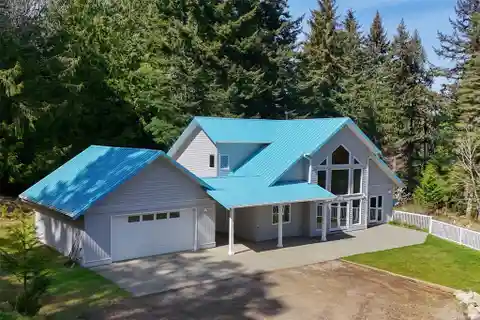 Countryside Charm and Modern Convenience on 22.76 Acres