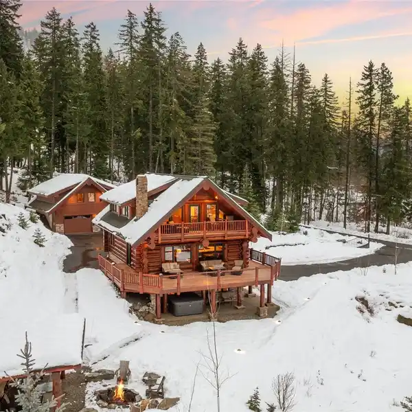 METICULOUSLY MAINTAINED LOG HOME ON THREE ACRES ABOVE LAKE CLE ELUM