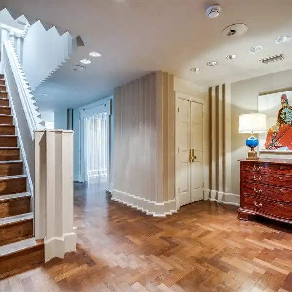 DESIGNER-FINISHED CONDO OVERLOOKING DOWNTOWN