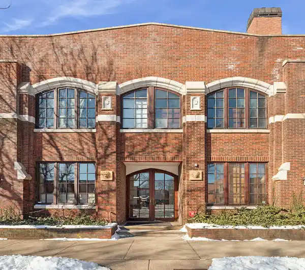 CHARMING ROW HOME IN THE HEART OF LINCOLN PARK