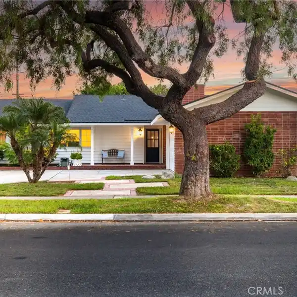 INVITING HOME WITH A BIG BACKYARD