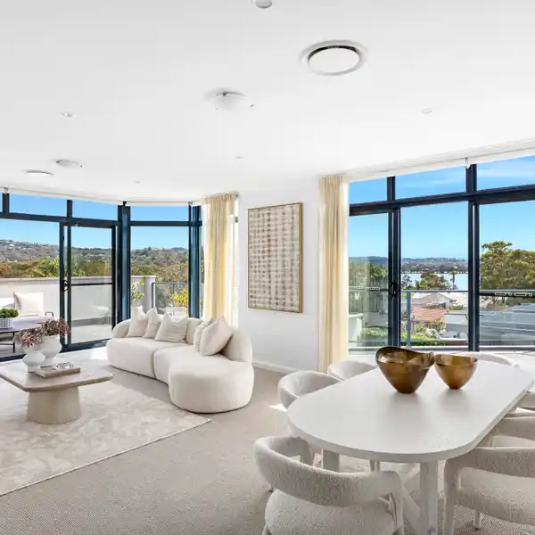 OVERSIZED TOP-FLOOR APARTMENT