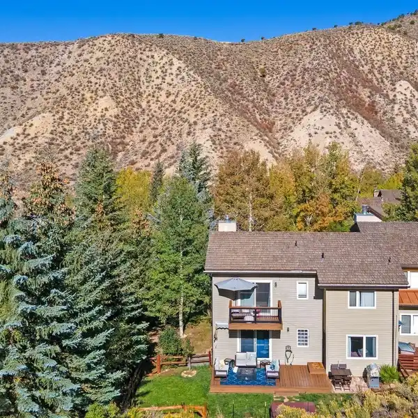 THOUGHTFULLY DESIGNED DUPLEX WITH AN IDEAL PLAN