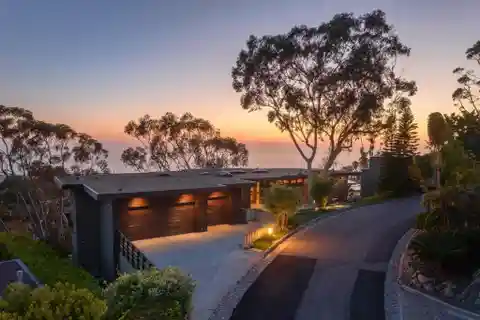 Exemplary Mid-century Modern in an Iconic Setting