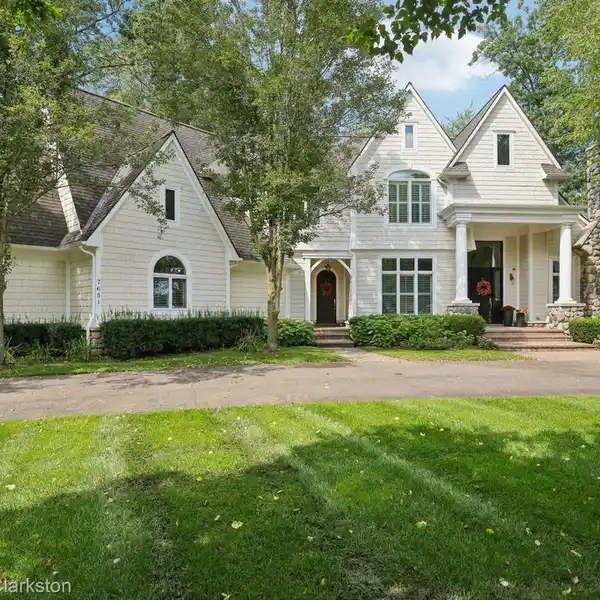 MODERN ELEGANCE WITH A TOUCH OF CLASSIC CHARM