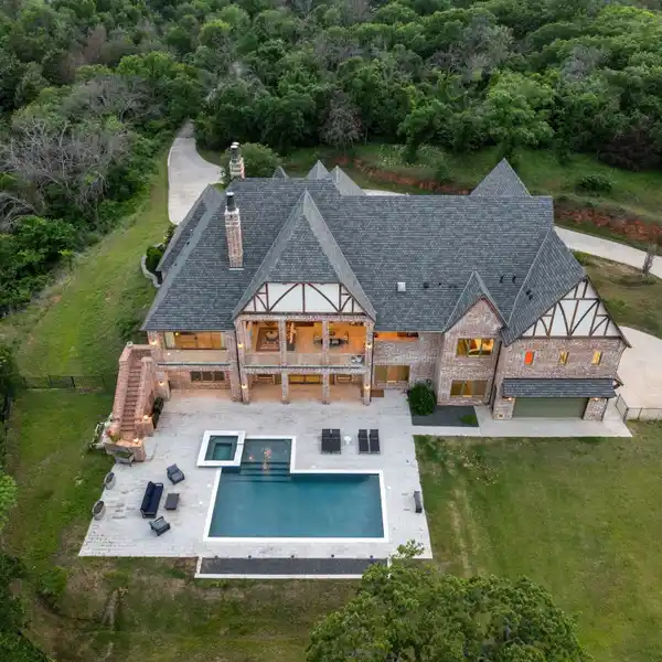 ENGLISH COUNTRYSIDE CHARM ABOVE LAKE GRAPEVINE