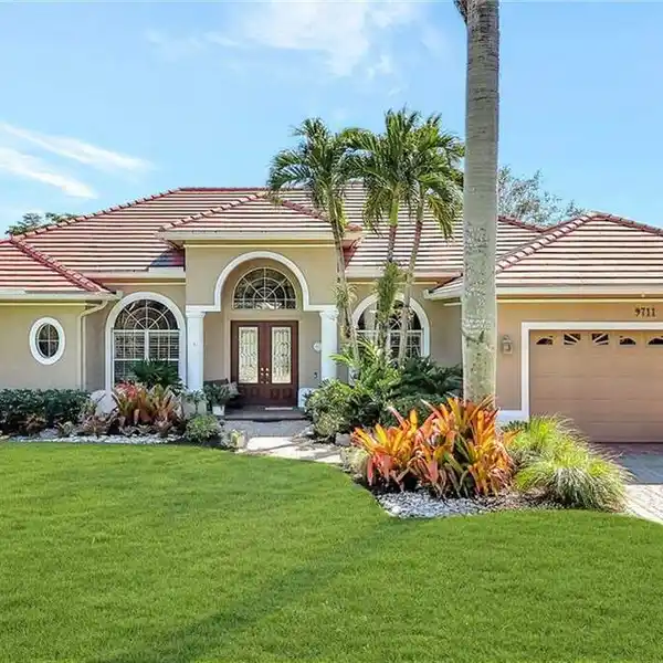 THE ULTIMATE IN LUXURY LIVING IN WILSHIRE LAKES