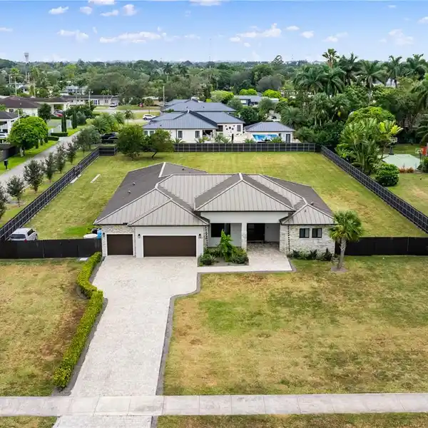 THE LUXURIOUS AVOCADO ESTATE