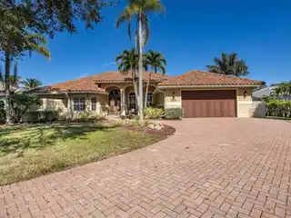 Comfortably Elegant Lakefront Estate in Wilshire Lakes