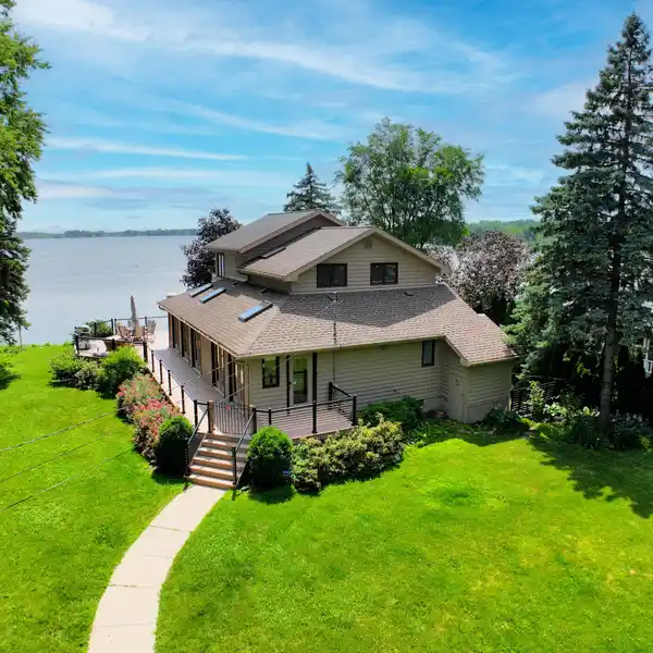 A REMARKABLE LAKESIDE LIVING EXPERIENCE