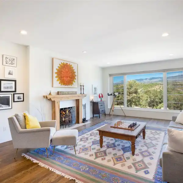 GRACIOUS HOME WITH MOUNTAIN VIEWS