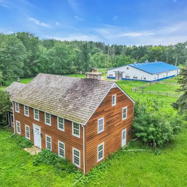 PRIVATE COUNTRY HAVEN WITH HORSE BARN & FIELDS