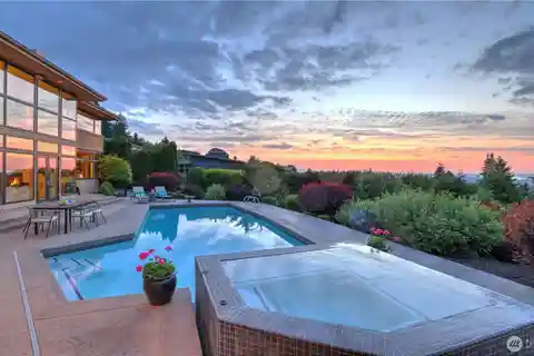 Timeless Contemporary with Gorgeous Panoramic Views