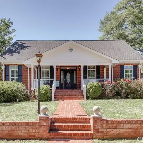 SOUTHERN CHARM MEETS IN-TOWN CONVENIENCE