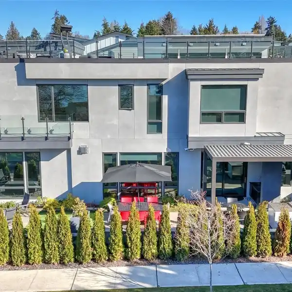 EXCEPTIONAL RESIDENCE WITH STUNNING VIEWS