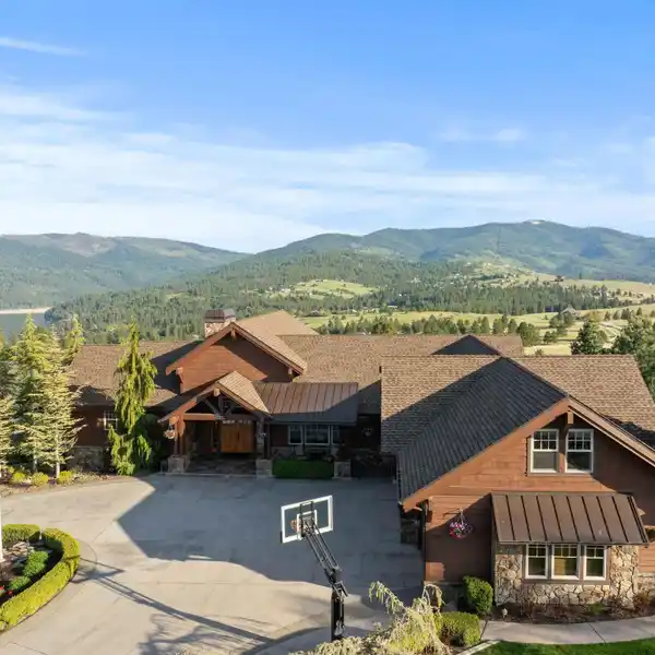 CUSTOM HOME WITH MAJESTIC VIEWS