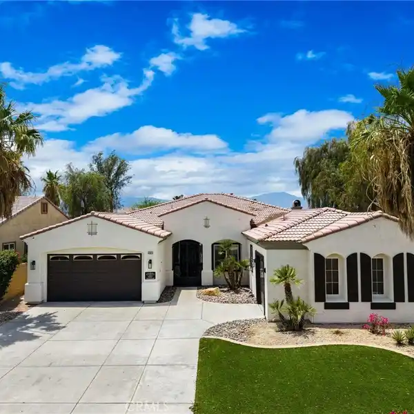 COMFORT AND STYLE IN DESIRABLE TERRA LAGO