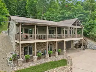 Absolutely Stunning Year Round Retreat