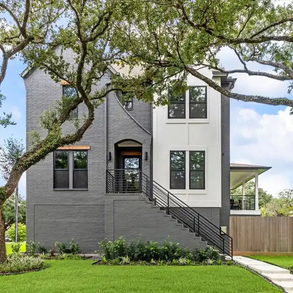 THE ULTIMATE IN LUXURY LIVING AND EXCEPTIONAL DESIGN