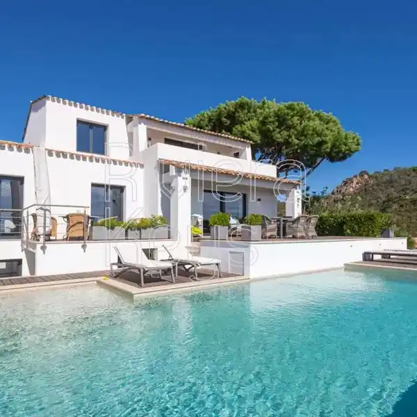 MODERN LUXURY VILLA WITH PANORAMIC MEDITERRANEAN VIEWS
