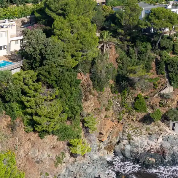 HUGE OPPORTUNITY OVERLOOKING THE SEA
