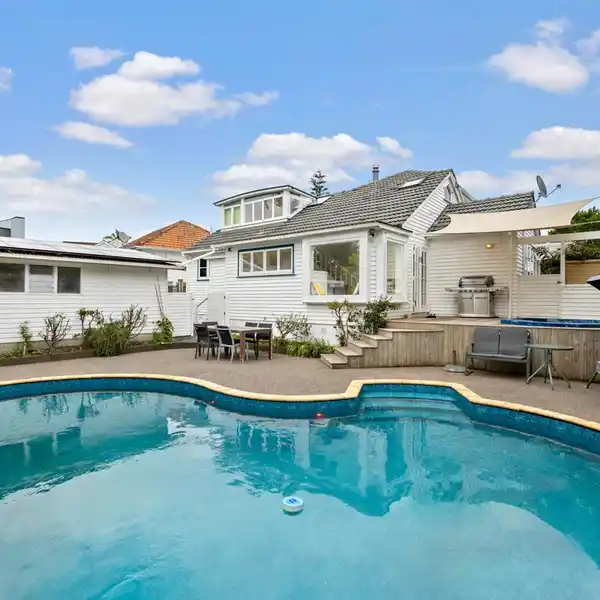 CLASSIC BUNGALOW ON A GARDENER’S PARADISE
