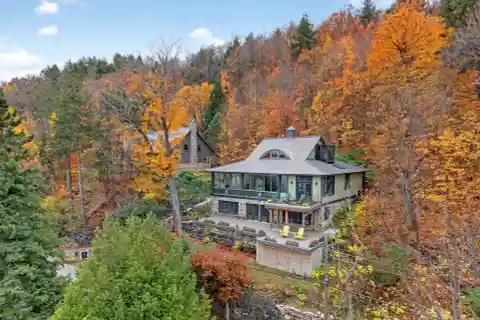 Craftsman Elegance on Iconic Meech Lake