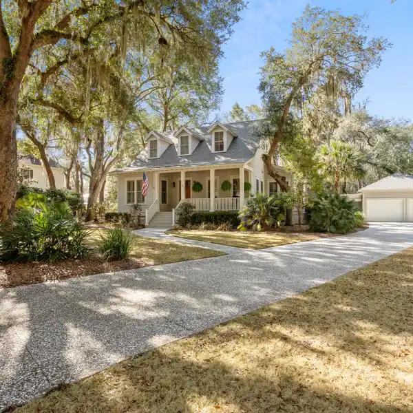 CUSTOM HOME IN BEAUTIFUL COOSAW POINT