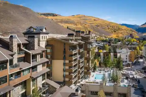 Exceptional Condominium Blending Luxury and Convenience