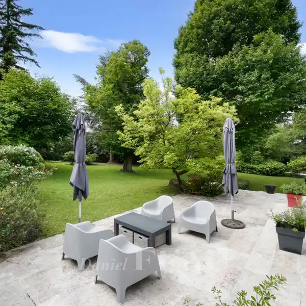CHARMING ESTATE IN LE CHESNAY