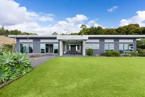 North-Facing Estate with Breathtaking Vistas