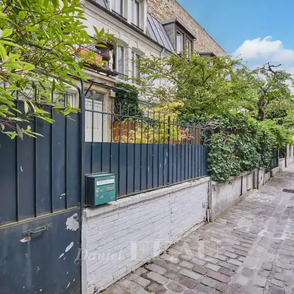 AMAZING DISCOVERY BEHIND A CLASSIC FACADE