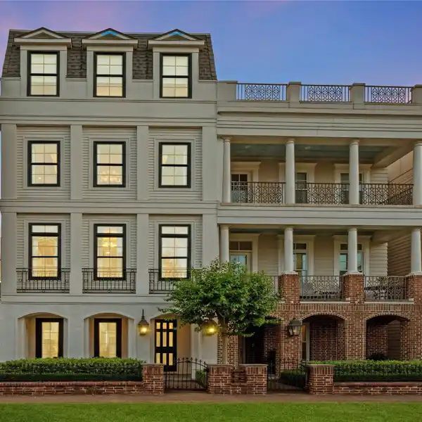 THOUGHTFULLY APPOINTED LUXURY HOME