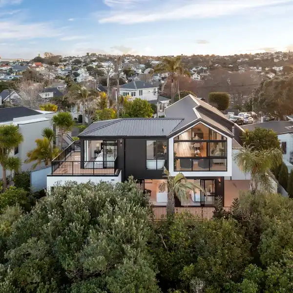LUXURIOUS LIVING WITH PANORAMIC VIEWS