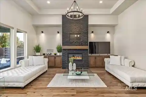 Custom Beauty in Spurwing Heights