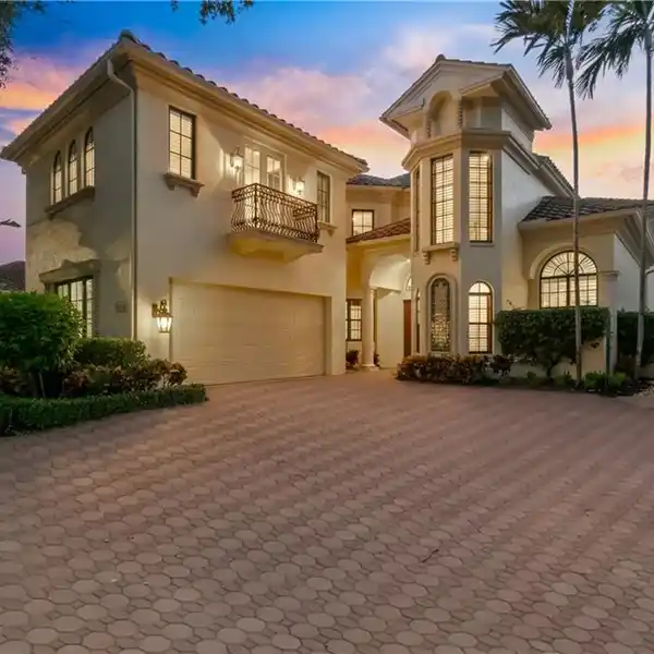 EXCLUSIVE ESTATE LIVING IN PRESTIGIOUS BAY COLONY