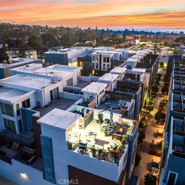 END-UNIT COASTAL LUXURY WITH ROOFTOP RETREAT