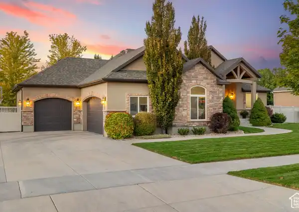 TIMELESS ELEGANCE WITH MODERN COMFORT