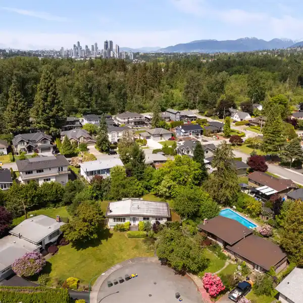 ORIGINAL OWNER GEM WITH SUNNY BACKYARD
